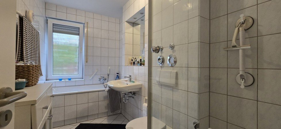 Bad 2.OG links Mehrfamilienhaus M�nchengladbach / Eicken