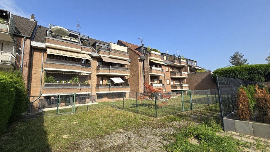Hinteransicht Mehrfamilienhaus M�nchengladbach / Gro�heide