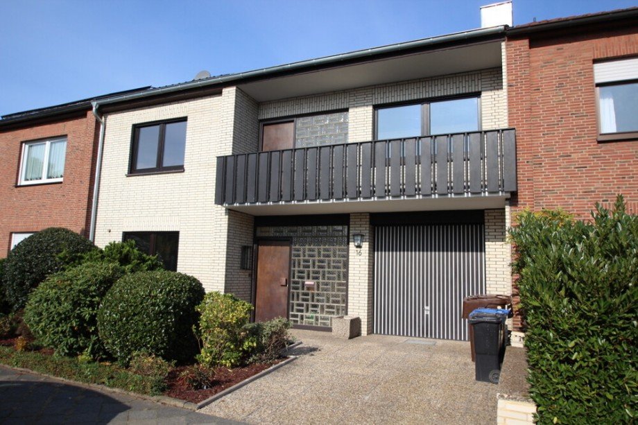 Frontansicht Reihenmittelhaus M�nchengladbach / Pongs