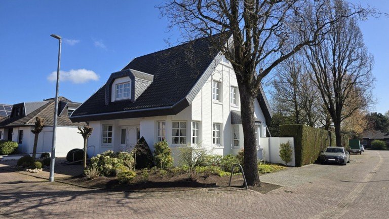 Hausansicht (Foto1) Erkelenz Einfamilienhaus VERKAUFT! - Wohnen auf hohem Niveau: Gro�z�giges Einfamilienhaus in begehrter Lage von Erkelenz