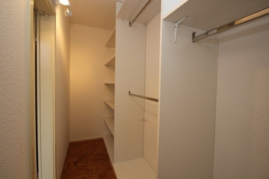 Begehbarer Kleiderschrank Etagenwohnung M�nchengladbach / Grenzland-Stadion