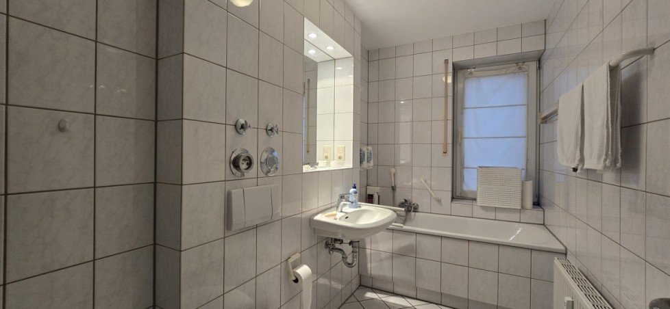 Bad 2.OG rechts Mehrfamilienhaus M�nchengladbach / Eicken